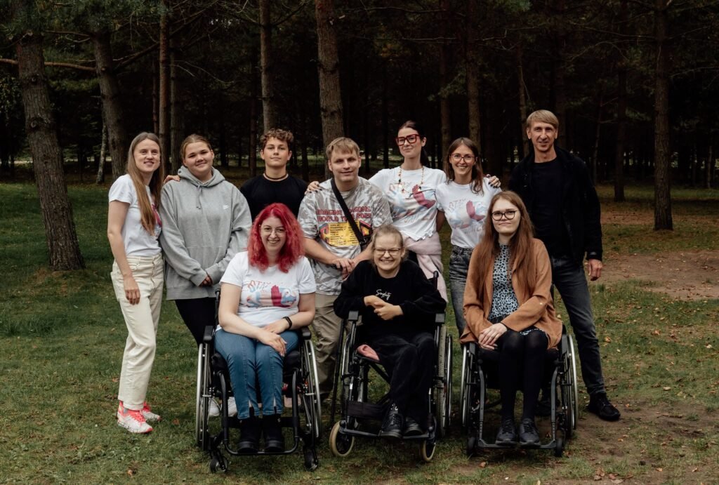 Komandos ir dalyvių grupinė nuotrauka pušyne