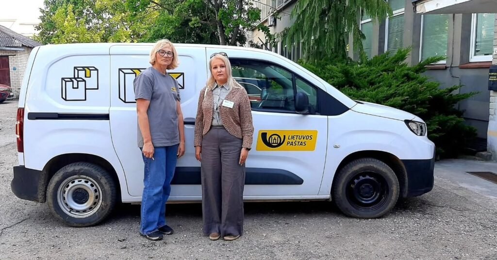 Dvi moterys prie „Lietuvos pašto“ automobilio