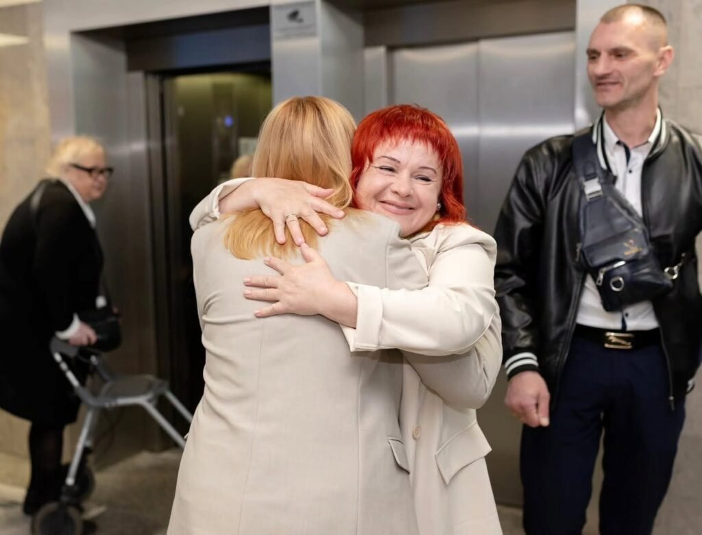Du žmonės apsikabina renginio metu